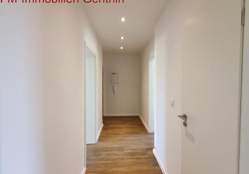 Heller Flur mit LED Beleuchtung