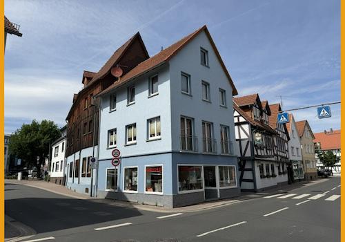 Straßenansicht m. Blick auf den Ladenbereich