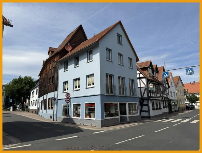 Straßenansicht m. Blick auf den Ladenbereich
