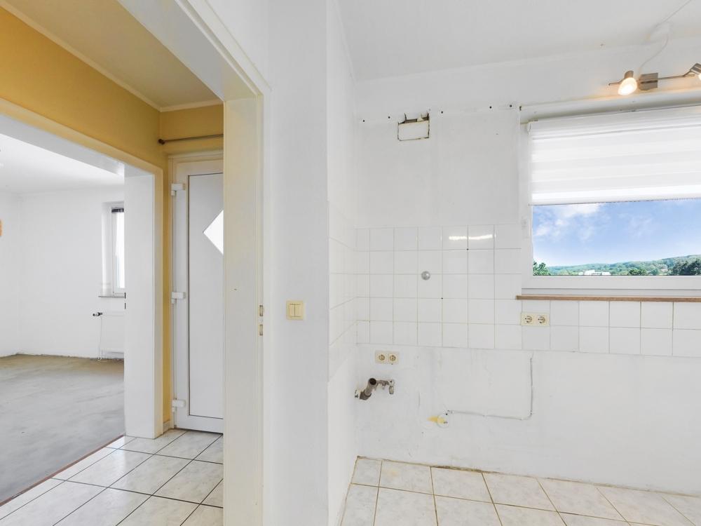 Küche mit Blick in den Flur