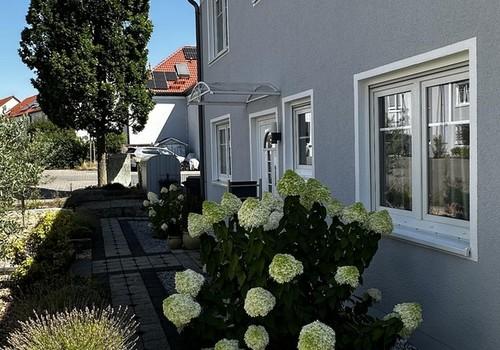 Einladender Vorgarten