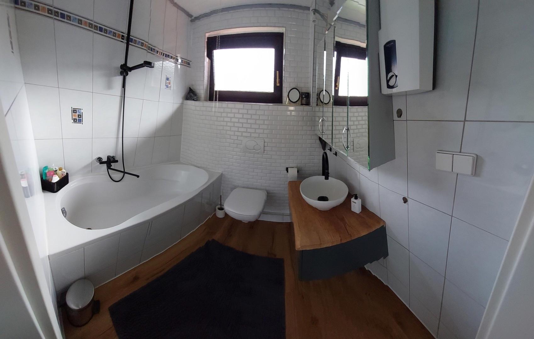 Bad mit Badewanne und Fenster