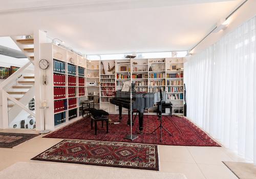Elegantes Musik- und Lesezimmer
