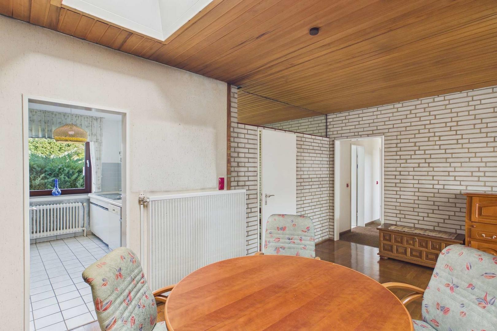 Blick vom Esszimmer zum Kücheneingang