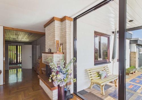 Blick zum Kamin und zur Terrasse