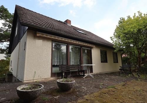 Terrasse mit großzügigem Garten