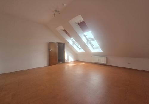 Schlafzimmer mit Zugang zum Abstellraum