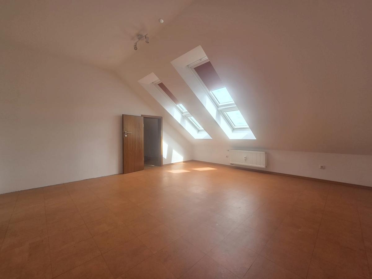 Schlafzimmer mit Zugang zum Abstellraum