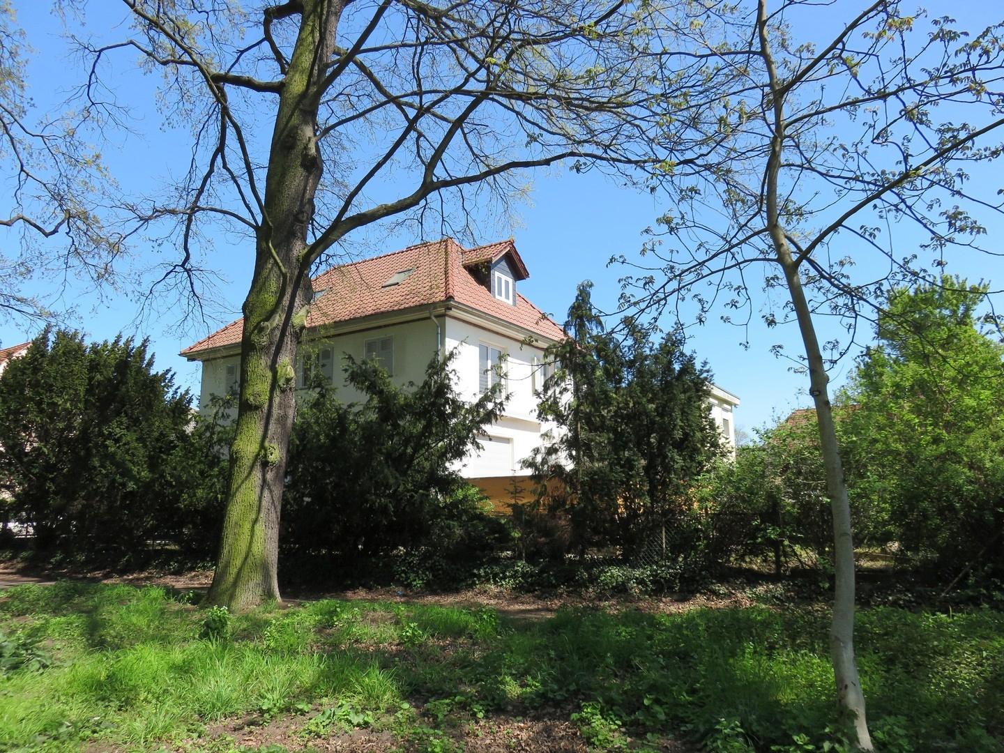 ...direkt am Park gelegen.