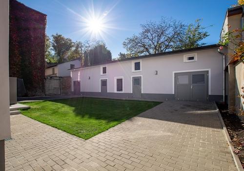 Hof mit Remise
