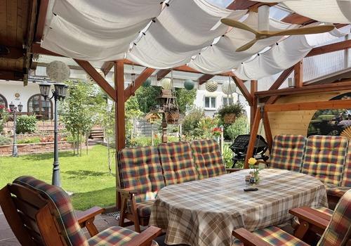 Überdachter Freisitz mit Blick in den Garten