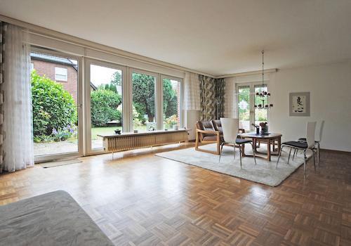 Das Wohnzimmer mit Blick zum Garten