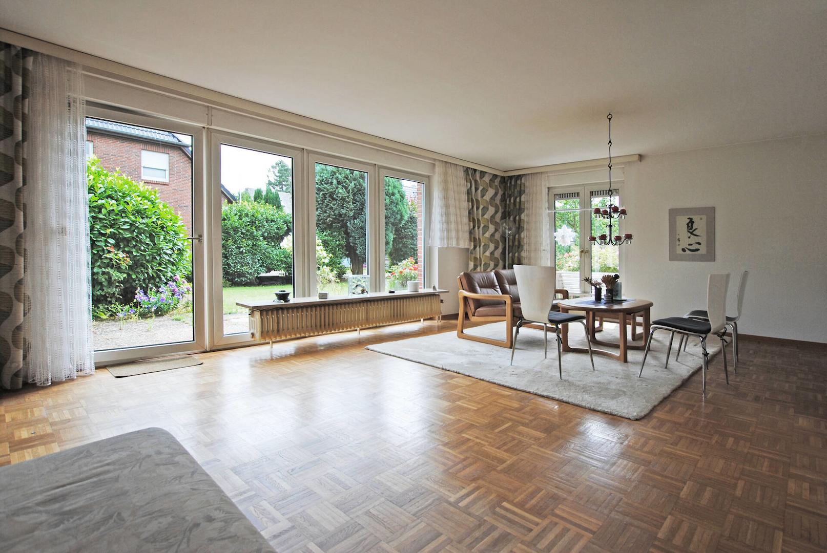 Das Wohnzimmer mit Blick zum Garten