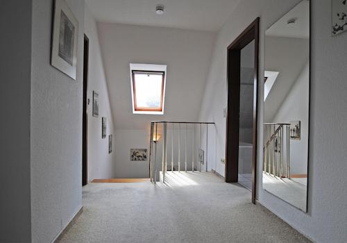 Das Dachfenster lässt viel Licht ein