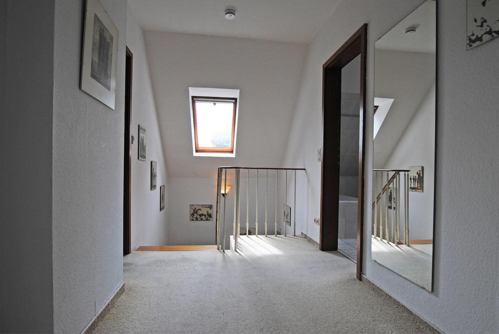 Das Dachfenster lässt viel Licht ein