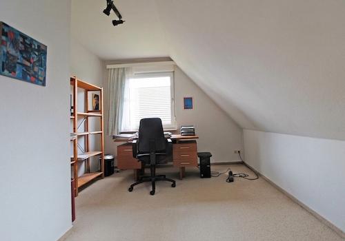 Auch das Arbeitszimmer hat zwei Fenster!