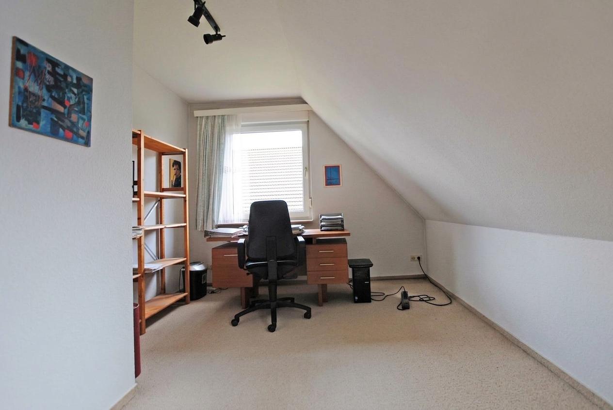Auch das Arbeitszimmer hat zwei Fenster!
