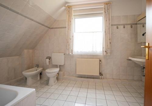 Das helle Badezimmer 