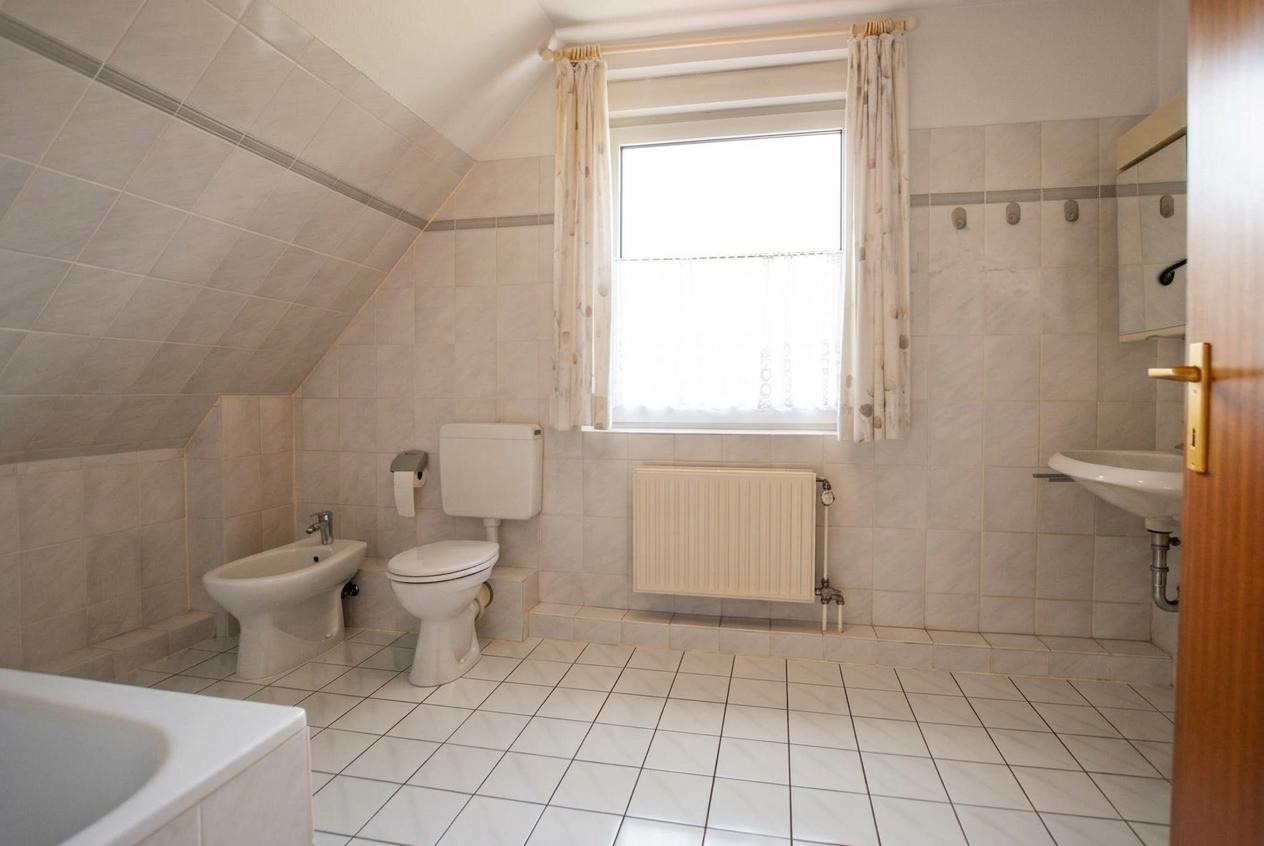 Das helle Badezimmer 