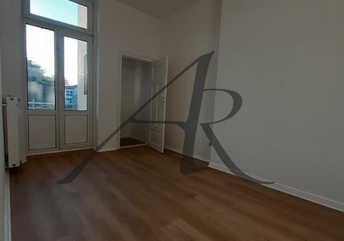 Zimmer mit Balkonzugang und Abstellkammer