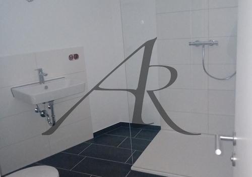 neu saniertes Bad mit Dusche
