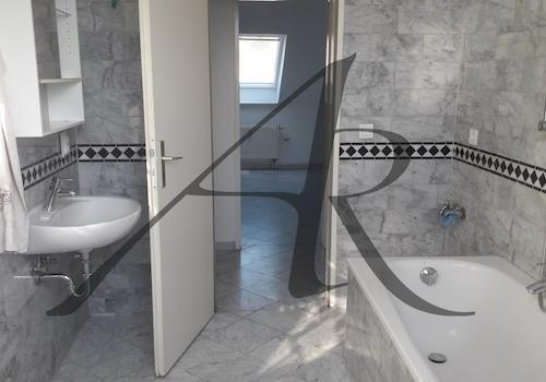 Tageslichtbad mit Badewanne