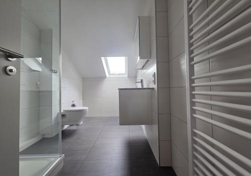 Bad mit großer Dusche