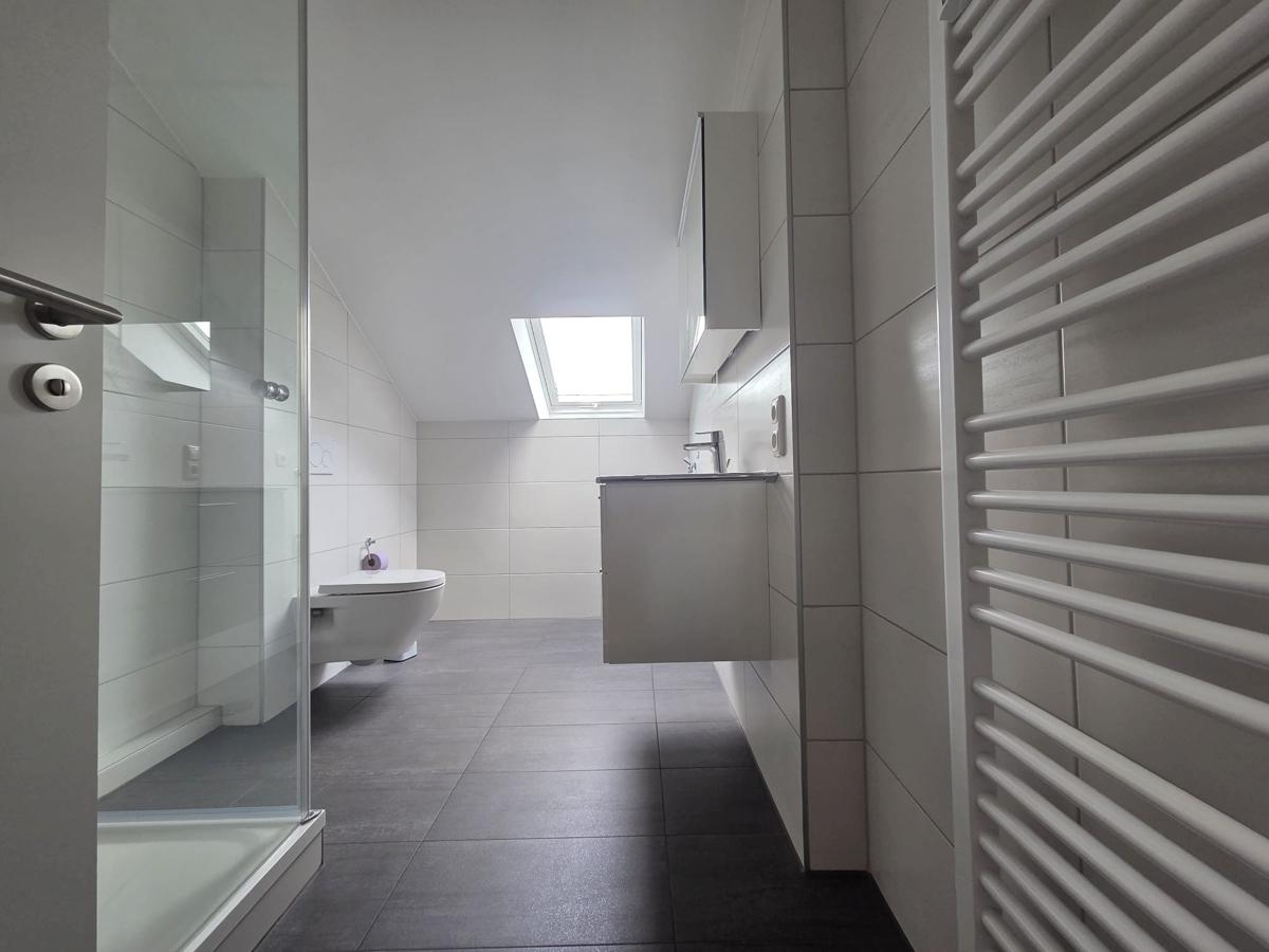 Bad mit großer Dusche