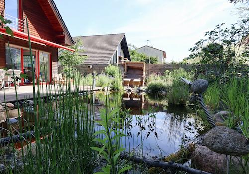 Terrasse und Gartenteich