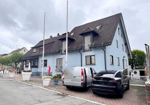 Außenansicht und Parkplätze