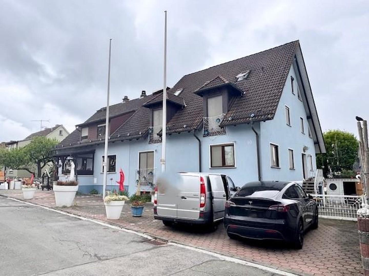 Außenansicht und Parkplätze
