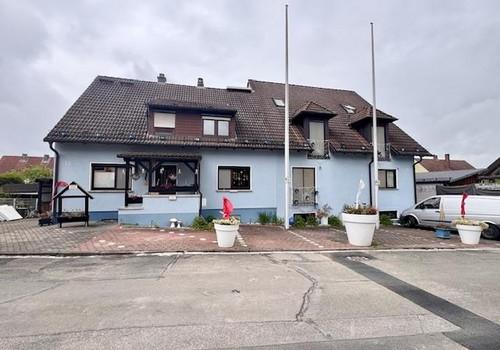 Außenansicht und Parkplätze