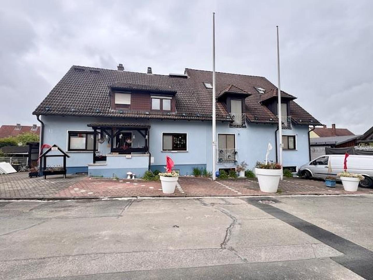 Außenansicht und Parkplätze