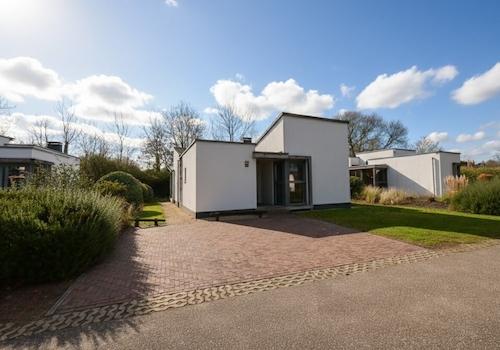 kaufen-ferienvilla-ouddorp-aussenansicht-einfahrt-garten-sueden-recreatieadviseurs-vakantiehuistekoop-nl.jpg