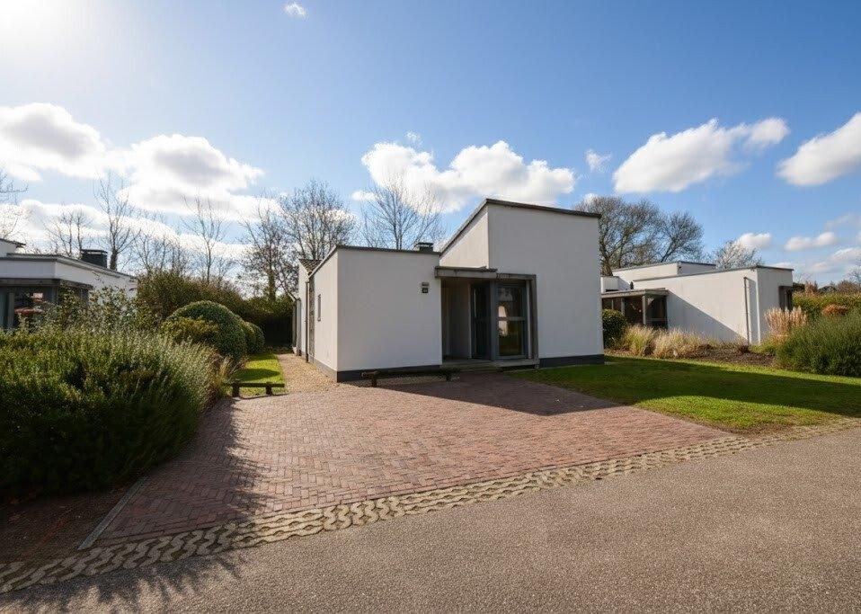 kaufen-ferienvilla-ouddorp-aussenansicht-einfahrt-garten-sueden-recreatieadviseurs-vakantiehuistekoop-nl.jpg