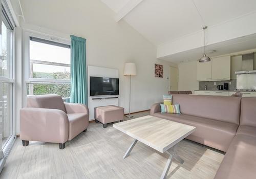 kaufen-ferienvilla-ouddorp-wohnzimmer-sitzbereich-offene-kueche-recreatieadviseurs-vakantiehuistekoop-nl.jpg