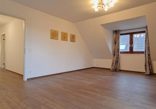 Großes Schlafzimmer mit Duschbad