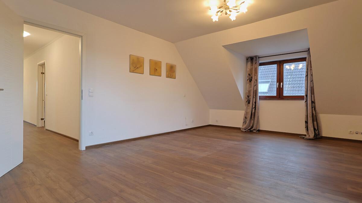 Großes Schlafzimmer mit Duschbad