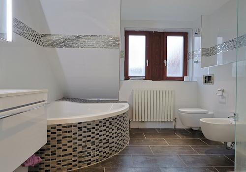 Vollbad mit Eckbadewanne und Dusche