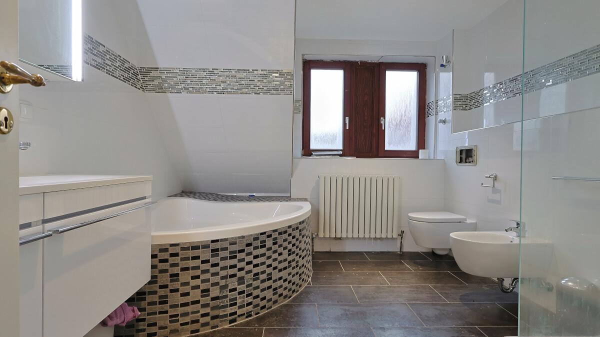 Vollbad mit Eckbadewanne und Dusche