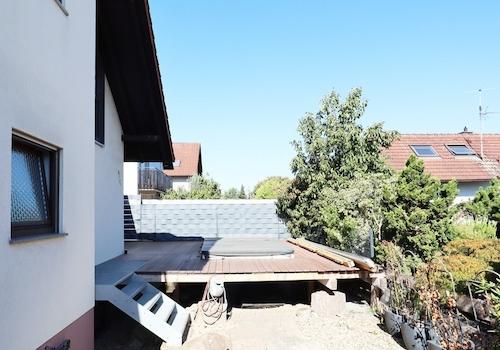 Rückseite mit Terrasse