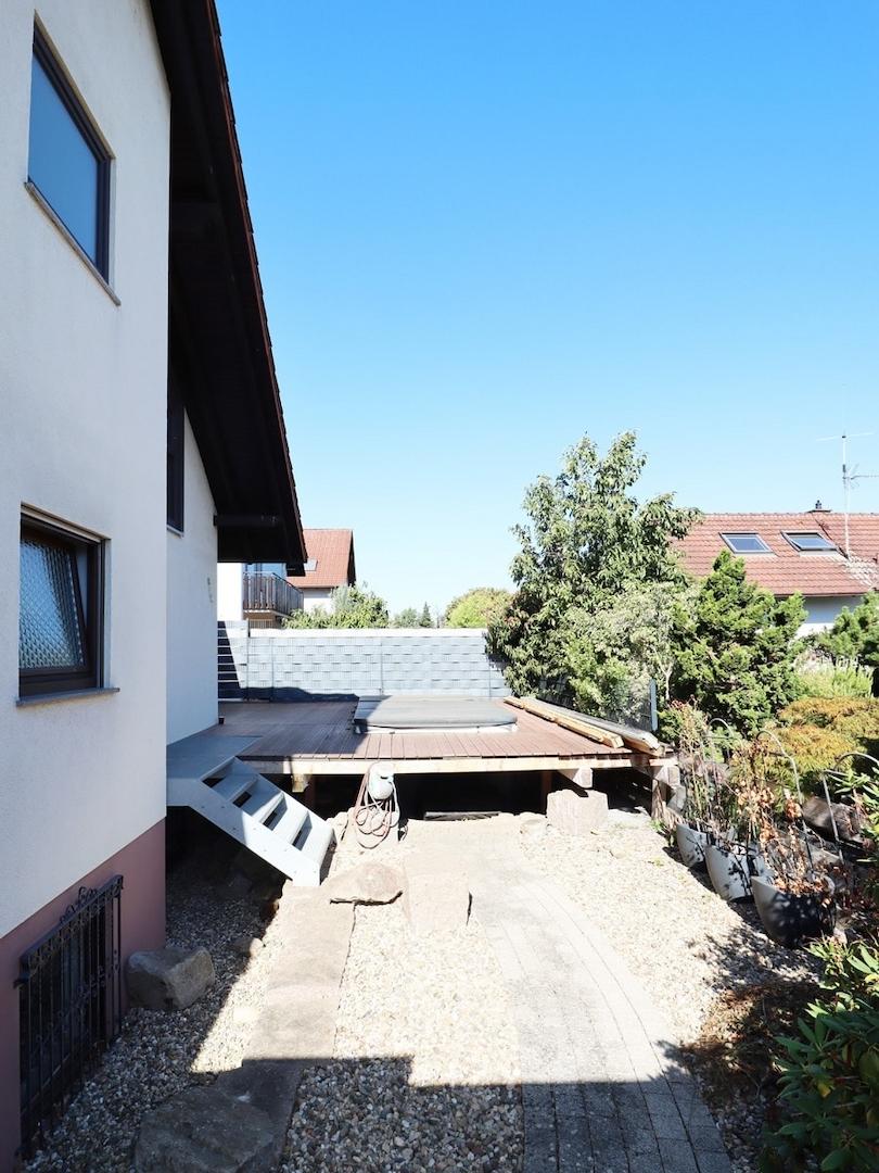 Rückseite mit Terrasse