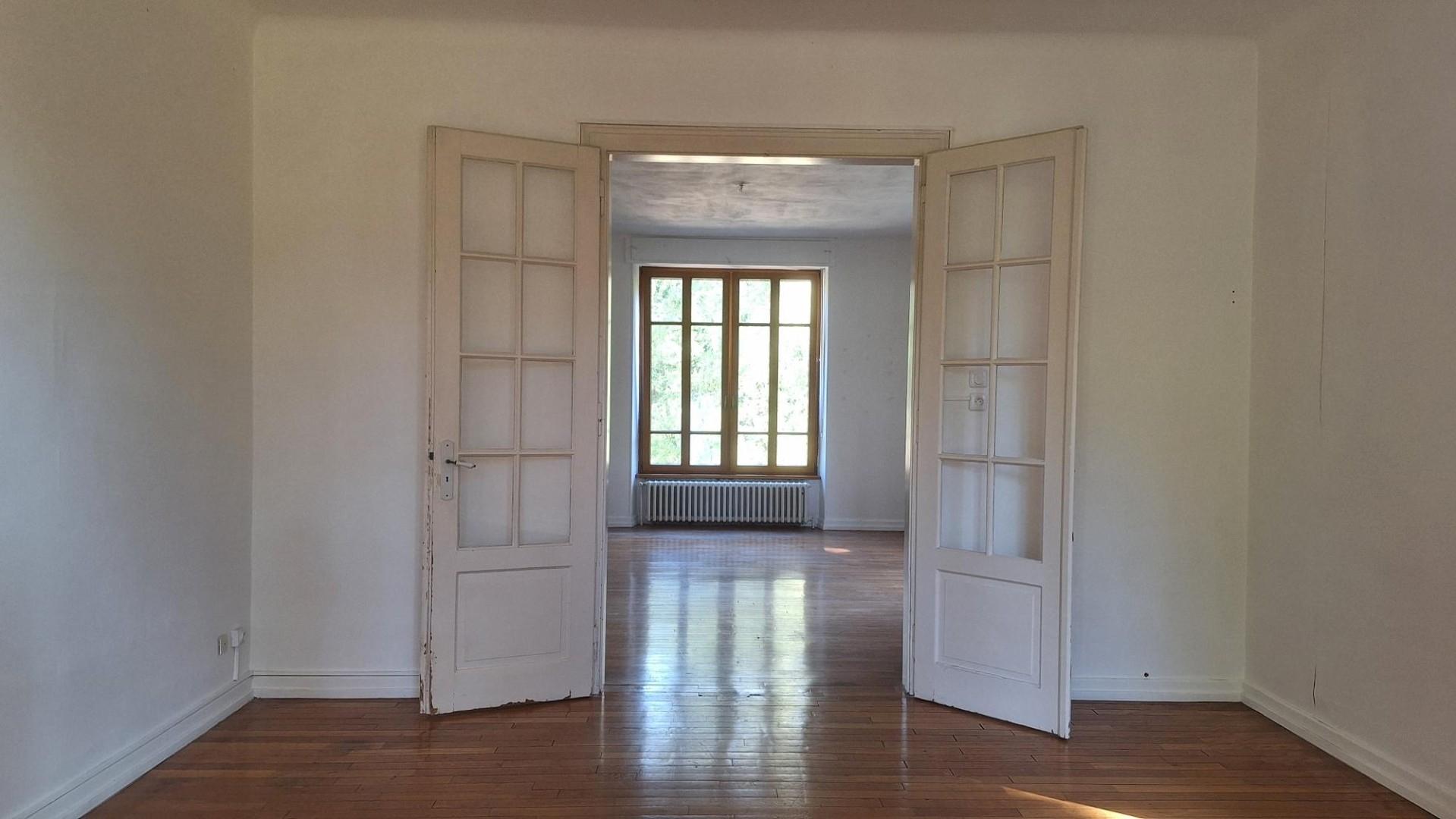 Salon mit Tür zum Esszimmer