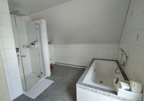 Badezimmer Ansicht 2