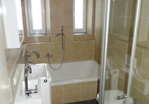 Badezimmer mit großer Wanne und Dusche (Muster)