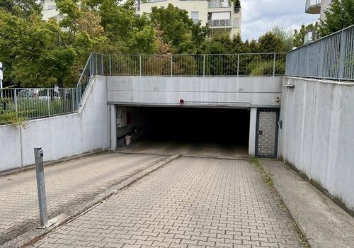 Tiefgarageneinfahrt