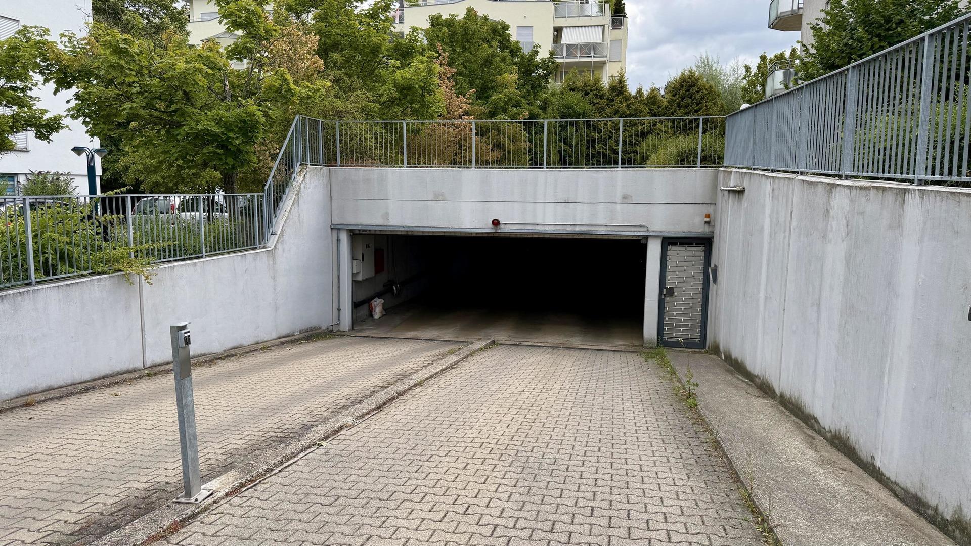 Tiefgarageneinfahrt