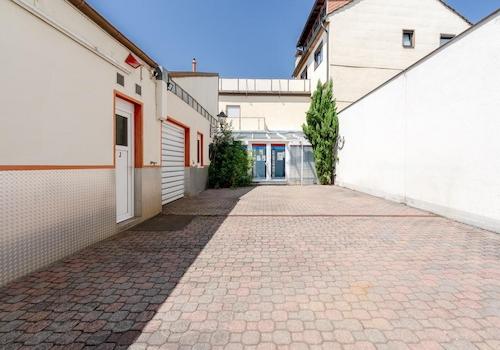 Innenhof mit Blick auf Büro