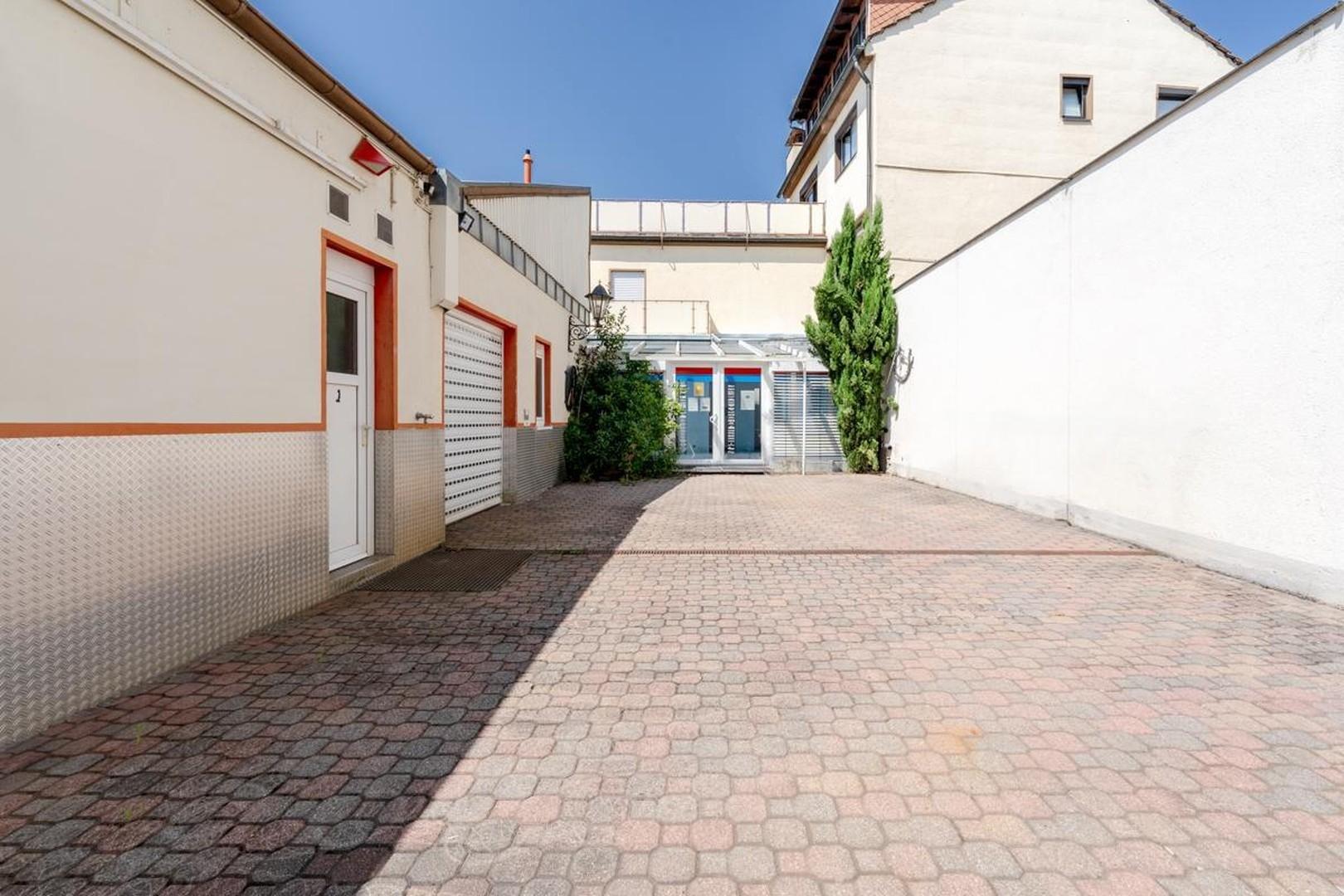 Innenhof mit Blick auf Büro