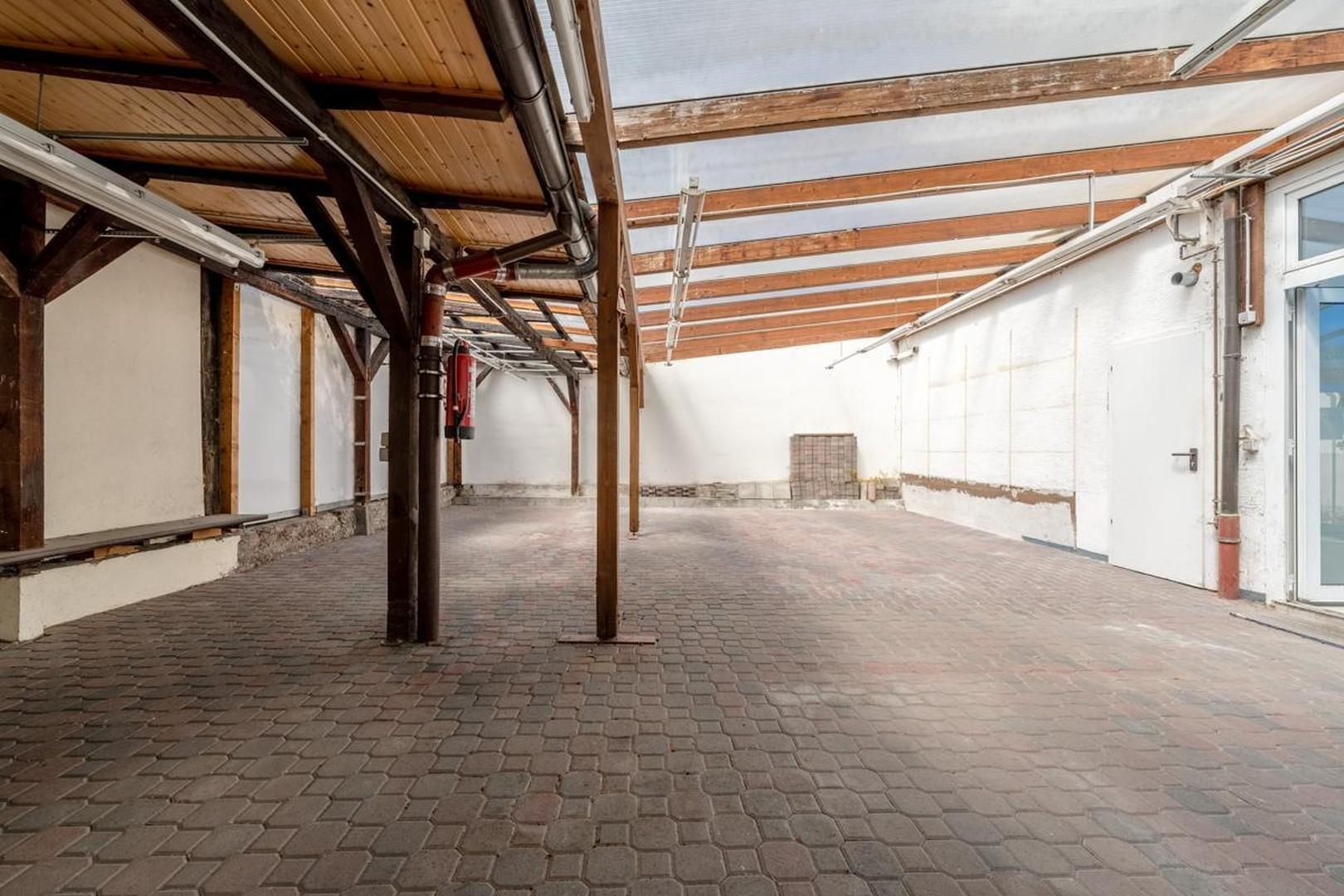 Überdachter Innenhof